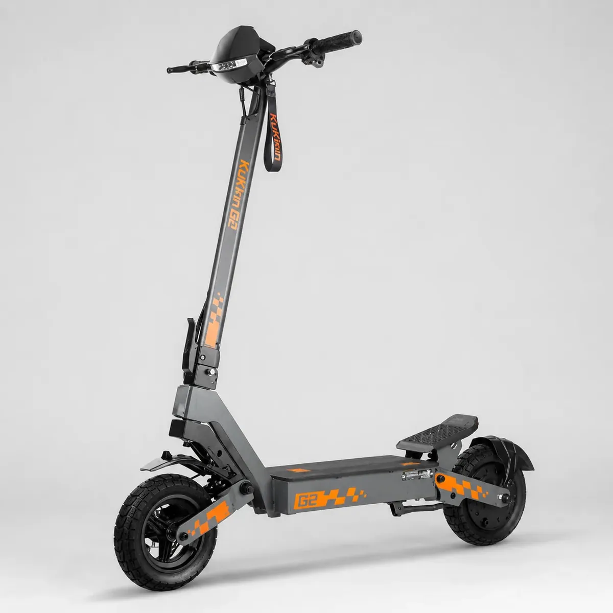 Kukirin G2 de trois quarts, plateau et double suspension